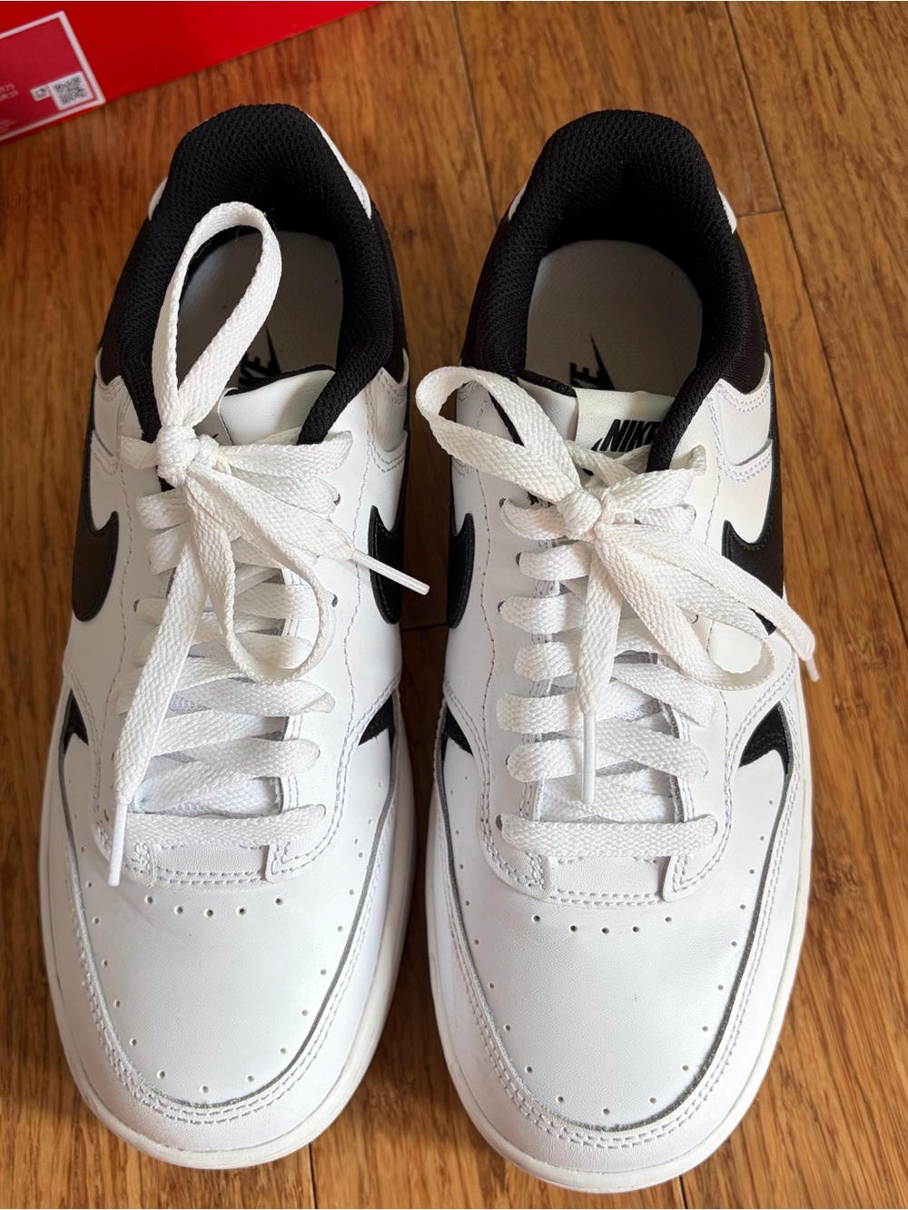 Nike Women’s White and Black Low-Top Sneakers - Picture 7 of 8